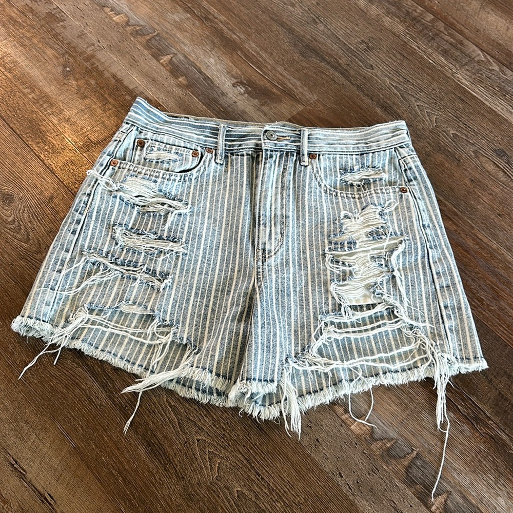 American Eagle 90’s Boyfriend Shorts, size 6